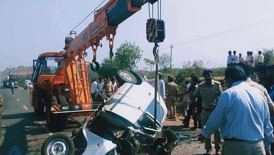 ಧಾರವಾಡದಲ್ಲಿ ಭೀಕರ ಅಪಘಾತ: ಶಿವಾನಂದ ಮಠದ ಬಸವೇಶ್ವರ ಸ್ವಾಮೀಜಿ ಸೇರಿ ನಾಲ್ವರ ದುರ್ಮರಣ