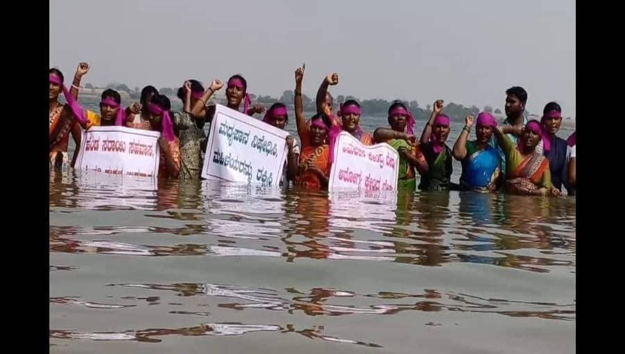 ಮದ್ಯ ನಿಷೇಧಕ್ಕೆ ಆಗ್ರಹ: ನೀರಲ್ಲಿ ನಿಂತು ಮಹಿಳೆಯರ ಪ್ರತಿಭಟನೆ