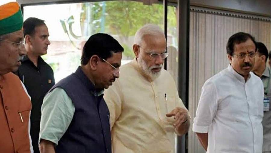 ಕರ್ನಾಟಕದಲ್ಲಿ ಮೋದಿ ಮೇನಿಯಾ: ಭಾಷಣ ಅನುವಾದ ಮಾಡಲು ಜೋಷಿಗೆ ಜೋಷ್ ತುಂಬಿದ ಪ್ರಧಾನಿ