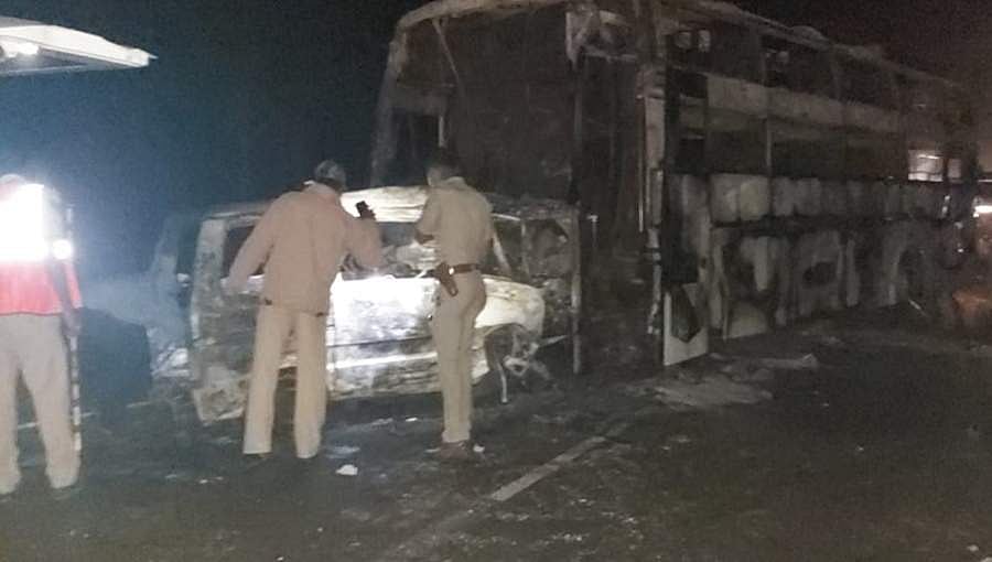 ತುಮಕೂರು: ಬಸ್ ಮತ್ತು ಕಾರು ಮುಖಾಮುಖಿ ಡಿಕ್ಕಿ; ಕಾರಿನಲ್ಲಿದ್ದ ಮೂವರು ಸಜೀವ ದಹನ
