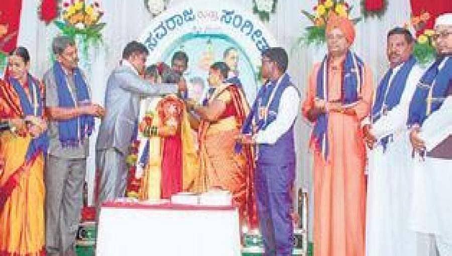 ಗದಗ್ ನಲ್ಲಿ ವಿಶಿಷ್ಟ ಮದುವೆ: ಹಿಂದೂ, ಮುಸ್ಲಿಂ, ಕ್ರೈಸ್ತ ಮುಖಂಡರು ಸಮ್ಮುಖದಲ್ಲಿ ವಿವಾಹ ಬಂಧನಕ್ಕೊಳಗಾದ ಜೋಡಿ