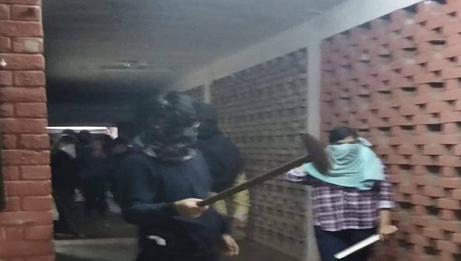 ದೆಹಲಿ: ಮಾರಕಾಸ್ತ್ರಗಳೊಂದಿಗೆ ವಿದ್ಯಾರ್ಥಿಗಳನ್ನುಅಟ್ಟಾಡಿಸಿ ಹಲ್ಲೆಗೈದ ಮುಸುಕುಧಾರಿ ಪುಂಡರು: ವಿಡಿಯೋ