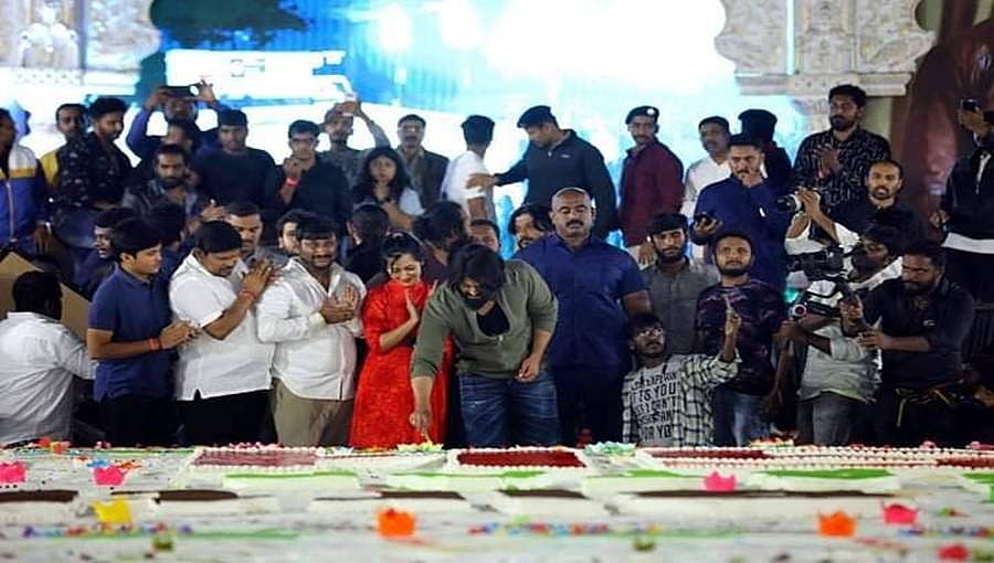  5 ಸಾವಿರ ಕೆಜಿ ತೂಕದ ಕೇಕ್ ಕತ್ತರಿಸಿ ಹುಟ್ಟು ಹಬ್ಬ ಆಚರಿಸಿಕೊಂಡ ನಟ ಯಶ್