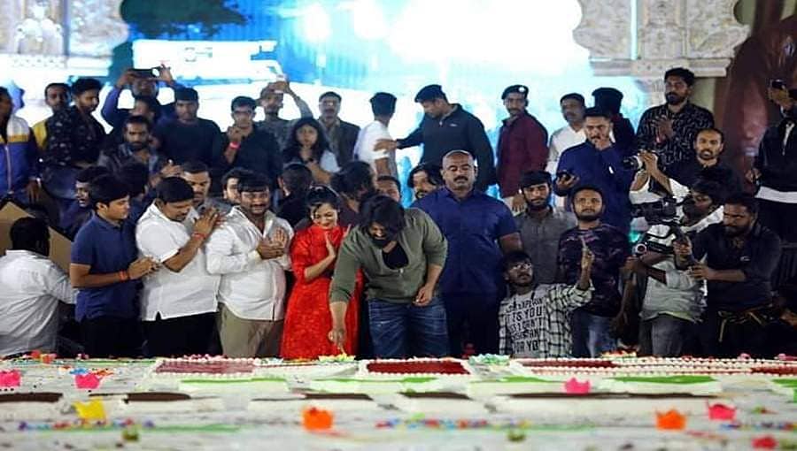 5 ಸಾವಿರ ಕೆಜಿ ತೂಕದ ಕೇಕ್ ಕತ್ತರಿಸಿ ಹುಟ್ಟು ಹಬ್ಬ ಆಚರಿಸಿಕೊಂಡ ನಟ ಯಶ್