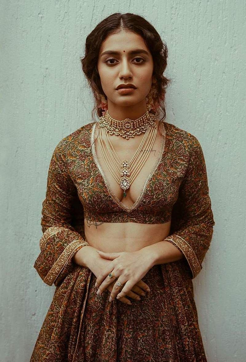 ಪ್ರಿಯಾ ವಾರಿಯರ್ ಇತ್ತೀಚೆಗಷ್ಟೇ ಸಾಂಪ್ರದಾಯಿಕ ಉಡುಗೆ, ಆಭರಣ ಧರಿಸಿ ಫೋಟೋಶೂಟ್ ಮಾಡಿಸಿದ್ದರು. ಈ ಫೋಟೋಗಳನ್ನು ತಮ್ಮ ಇನ್ ಸ್ಟಾಗ್ರಾಂ ಖಾತೆಯಲ್ಲಿ ಪೋಸ್ಟ್ ಮಾಡಿದ್ದರು.