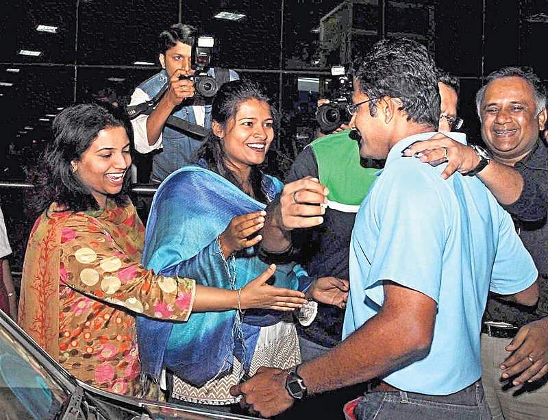 ಆಸ್ಟ್ರೇಲಿಯಾ ಪ್ರವಾಸದಿಂದ ಹಿಂದಿರುಗಿದ ಬಳಿಕ ಬೆಂಗಳೂರು ವಿಮಾನ ನಿಲ್ದಾಣಕ್ಕೆ ಬಂದಿಳಿದ ಅನಿಲ್ ಕುಂಬ್ಳೆ ಅವರನ್ನು ಕುಟುಂಬ ಸದಸ್ಯರು ಸ್ವಾಗತಿಸಿದ ಕ್ಷಣ.
