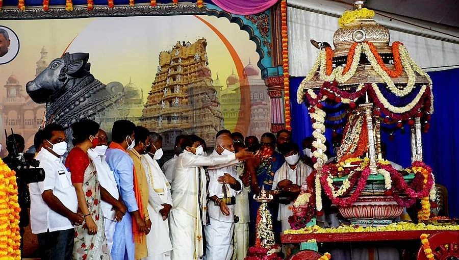 ಮೈಸೂರು ದಸರಾ ಮಹೋತ್ಸವಕ್ಕೆ ಡಾ. ಸಿ.ಎನ್. ಮಂಜುನಾಥ್ ವಿದ್ಯುಕ್ತ ಚಾಲನೆ; ಖಾಸಗಿ ದರ್ಬಾರ್ ಆರಂಭ