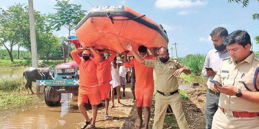 ವಿಜಯಪುರ: ಪ್ರವಾಹ ಸಂಕಷ್ಟಕ್ಕೆ ಸಿಲುಕ್ಕಿದ್ದ 400 ಕುಟಂಬಗಳನ್ನು ಸ್ಥಳಾಂತರಿಸಿದ ಎನ್'ಡಿಆರ್'ಎಫ್ ಪಡೆ