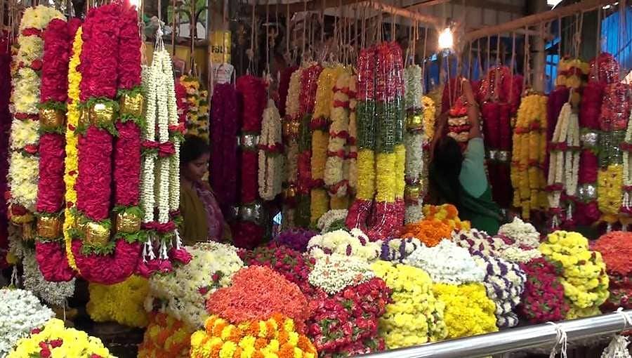 ಶುರುವಾಯ್ತು ಹಬ್ಬದ ಸೀಸನ್: ಗಗನಕ್ಕೇರಿದ ಹೂವಿನ ಬೆಲೆ, ಗ್ರಾಹಕರು ಕಂಗಾಲು