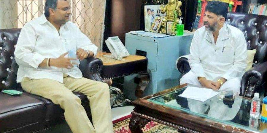 ತಮಿಳುನಾಡು ಚುನಾವಣೆ: ಡಿ.ಕೆ. ಶಿವಕುಮಾರ್ ನಿವಾಸಕ್ಕೆ ಕಾರ್ತಿ ಚಿದಂಬರಂ ಭೇಟಿ, ಮಾತುಕತೆ