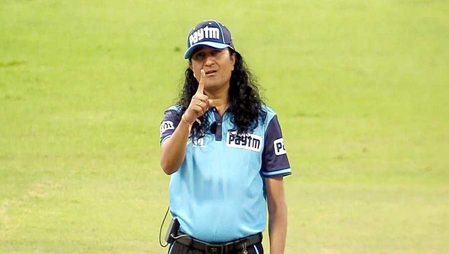 'ರಾಕ್ ಸ್ಟಾರ್', ಎಂಎಸ್‌ಡಿ, 'ತಹೆರ್ ಶಾ': ನೆಟಿಗರ ಗಮನ ಸೆಳೆದ ಉದ್ದನೆಯ ಕೂದಲಿನ ಅಂಪೈರ್, ಯಾರಿವರು?