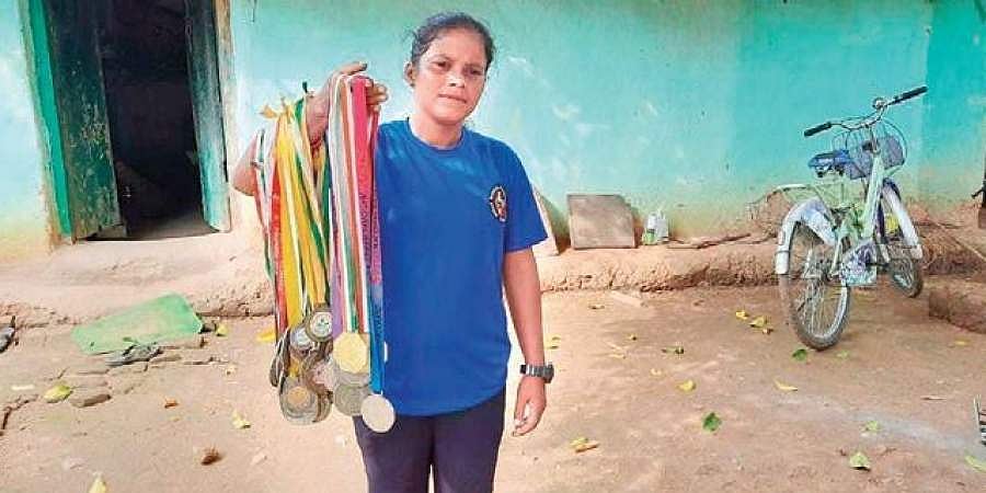 ರಾಷ್ಟ್ರ ಮಟ್ಟದ ಕರಾಟೆ ಪಟುವಿಗೆ ಕಡು ಬಡತನ: ಜೀವನಕ್ಕಾಗಿ ರೈಸ್ ಬಿಯರ್ ಮಾರಾಟ