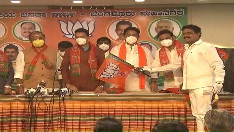 ಕಾಂಗ್ರೆಸ್ ಗೆ ಉಪಚುನಾವಣೆ ಆಘಾತ: ಹಲವು ಕೈ ಮುಖಂಡರು ಬಿಜೆಪಿ ಸೇರ್ಪಡೆ