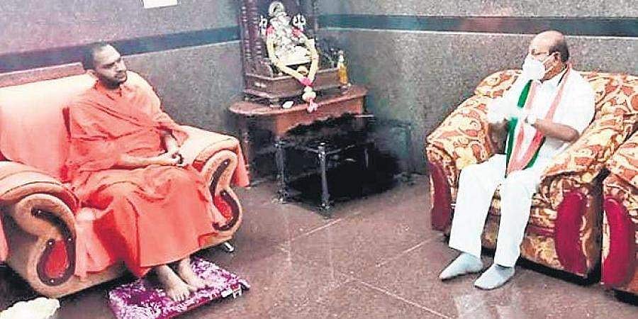 ಶಿರಾ ಉಪಚುನಾವಣೆ: ಸ್ವಾಮೀಜಿ ಭೇಟಿ ಮಾಡಿದ ಜಯಚಂದ್ರ; ಬಿಜೆಪಿಯಿಂದ ಸಣ್ಣ ಸಮುದಾಯಗಳ ಮತ ಬೇಟೆ