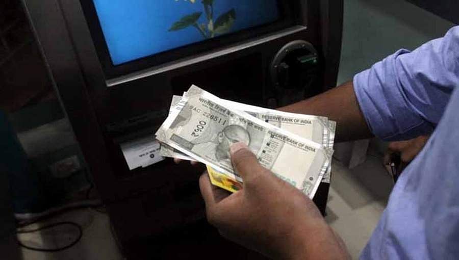ಬೆಂಗಳೂರು: ಅನ್ಯರ ಡೆಬಿಟ್ ಕಾರ್ಡ್ ಬಳಸಿ ಲಕ್ಷ ಲಕ್ಷ ಹಣ ಡ್ರಾ ಮಾಡುತ್ತಿದ್ದವನ ಬಂಧನ, 1.60 ಲಕ್ಷ ವಶ