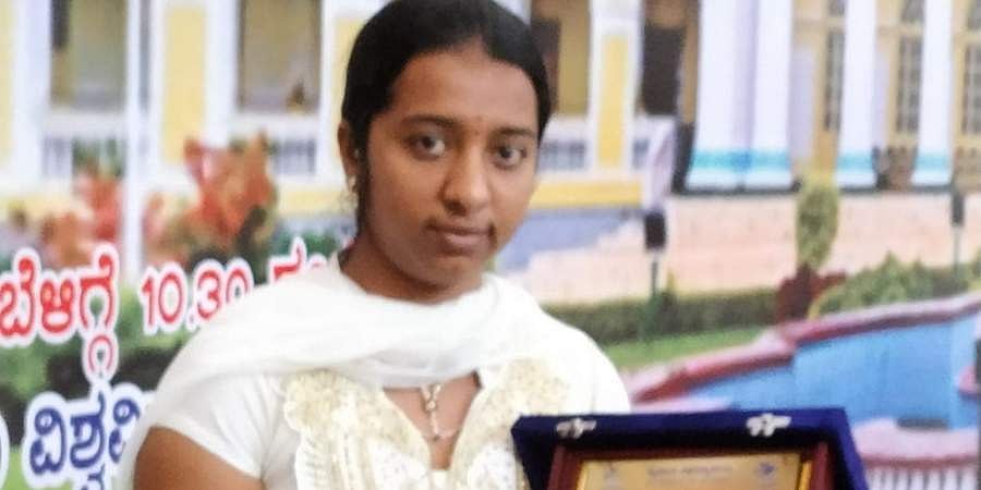 ಅರ್ಥಶಾಸ್ತ್ರದಲ್ಲಿ 4 ಚಿನ್ನದ ಪದಕ, 7 ನಗದು ಬಹುಮಾನ ಪಡೆದ ಚಾಮರಾಜನಗರ ಕಾನ್ಸ್ಟೇಬಲ್