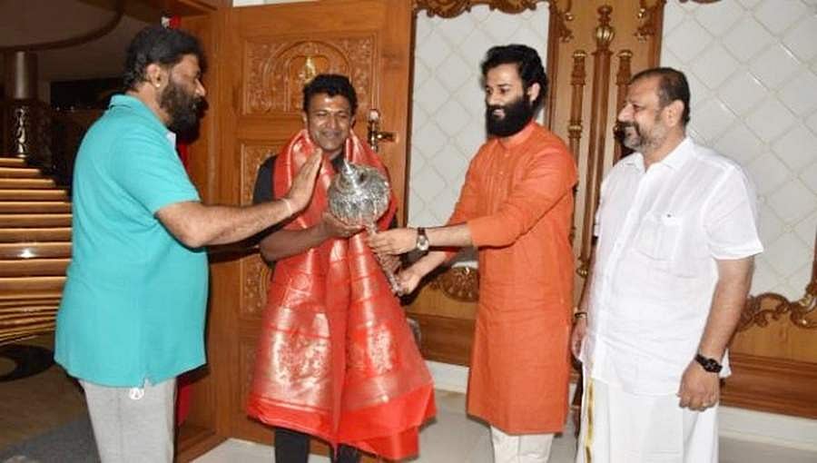 ಪವರ್ ಸ್ಟಾರ್ ಪುನೀತ್ ಗೆ ಸಚಿವರಿಂದ ಬೆಳ್ಳಿ ಗದೆ