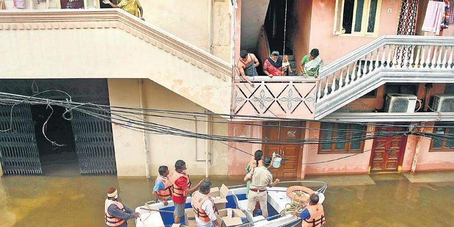 ವರುಣನ ಆರ್ಭಟಕ್ಕೆ ನಲುಗಿದ ಸಿಲಿಕಾನ್ ಸಿಟಿ: ಹಲವೆಡೆ ರಸ್ತೆಗಳು ಜಲಾವೃತ