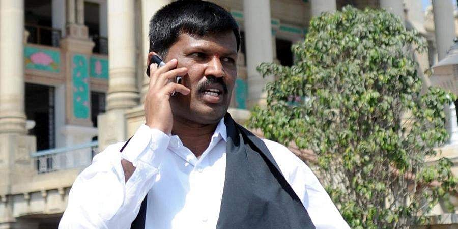 ಚಿತ್ರದುರ್ಗ: ಮದ್ಯದಂಗಡಿಗೆ ಎನ್ಒಸಿಗೆ ಒತ್ತಾಯಿಸಿ ಅಬಕಾರಿ ಕಚೇರಿ ಎದುರು ಬಿಜೆಪಿ ಶಾಸಕ ಗೂಳಿಹಟ್ಟಿ ಶೇಖರ್ ಧರಣಿ