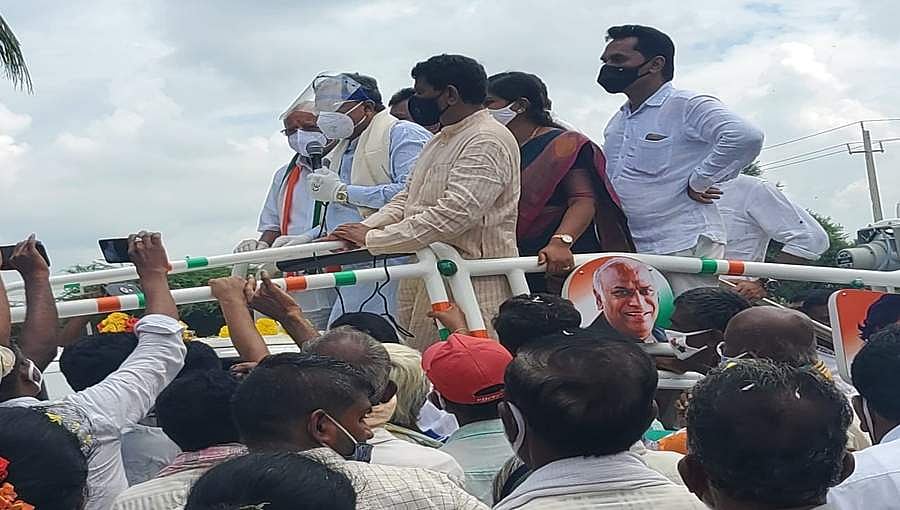 ಶಿರಾ 'ಶಿಕಾರಿ': ಮೂರು ಪಕ್ಷಗಳ ಘಟಾನುಘಟಿಗಳ ಮತಯಾಚನೆ; ನವೆಂಬರ್ 1 ರವರೆಗೂ ಕ್ಷೇತ್ರದಲ್ಲೇ ಎಚ್ ಡಿಡಿ ವಾಸ್ತವ್ಯ