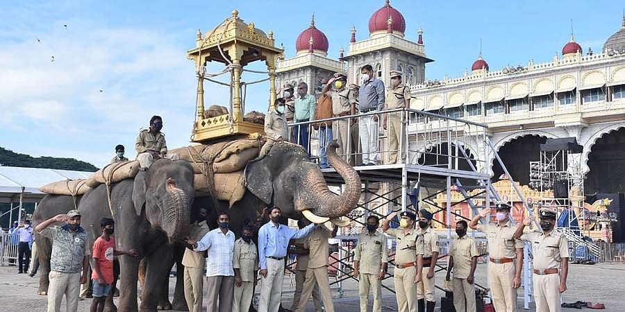 ಮೈಸೂರು ದಸರಾ: ಜಂಬೂ ಸವಾರಿಗೆ ಕ್ಷಣಗಣನೆ, ನಾಳೆ ನಂದಿ ಧ್ವಜಕ್ಕೆ ಸಿಎಂ ಯಡಿಯೂರಪ್ಪ ಪೂಜೆ