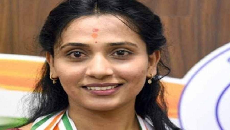 'ಕೈ' ಅಭ್ಯರ್ಥಿ ಕುಸುಮಾ ವಿರುದ್ಧ ಎಫ್ ಐ ಆರ್ ದಾಖಲಿಸಿದ್ದ ಇನ್ಸ್ ಪೆಕ್ಟರ್ ನವೀನ್ ಎತ್ತಂಗಡಿ