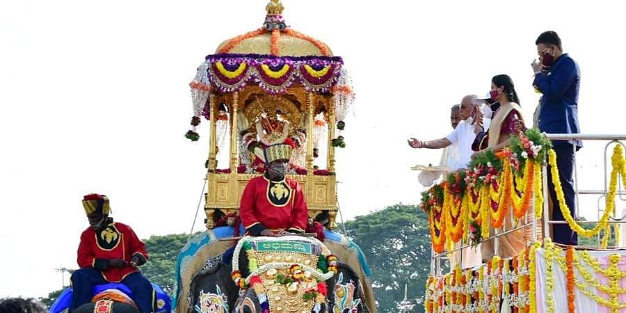 ಮೈಸೂರು ದಸರಾ: ಚಾಮುಂಡೇಶ್ವರಿಗೆ ಸಿಎಂ ಯಡಿಯೂರಪ್ಪ ಪುಷ್ಪಾರ್ಚನೆ, ಜಂಬೂ ಸವಾರಿಗೆ ಚಾಲನೆ