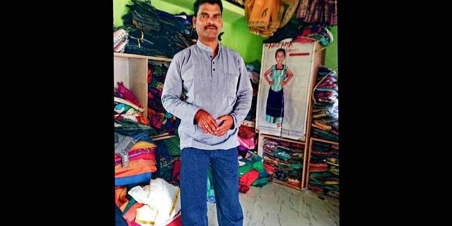 ಗದಗ: ಕೋವಿಡ್ ಲಾಕ್ ಡೌನ್ ನಿಂದ ಉದ್ಯೋಗ ನಷ್ಟ; 110 ನಿರುದ್ಯೋಗಿ ಗ್ರಾಮಸ್ಥರಿಗೆ ಉದ್ಯೋಗ ನೀಡಿದ ಉದ್ಯಮಿ!
