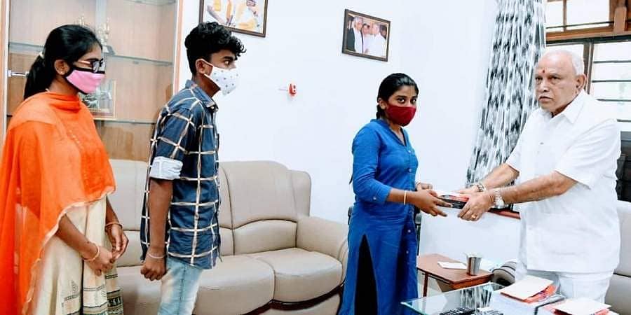 ಹೊಸಕೆರೆಹಳ್ಲಿಯಲ್ಲಿ ಪ್ರವಾಹದಿಂದ ಪುಸ್ತಕಗಳನ್ನು ಕಳೆದುಕೊಂಡಿದ್ದ ಮೂವರು ವಿದ್ಯಾರ್ಥಿಗಳಿಗೆ ಸಿಎಂ ಯಡಿಯೂರಪ್ಪ ನೆರವು