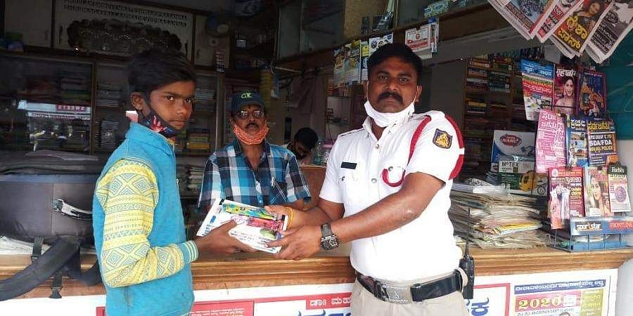 ನೋಟ್ ಬುಕ್ ಖರೀದಿಸಲು ಮಾವಿನ ತೋರಣ ಮಾರುತ್ತಿದ್ದ ಬಾಲಕ: ಮಾನವೀಯತೆ ಮೆರೆದ ಹುಬ್ಬಳ್ಳಿ ಸಂಚಾರಿ ಪೊಲೀಸ್