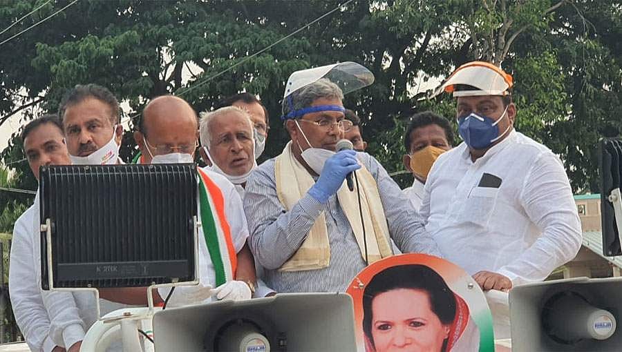'ಅಂಥಾ ಅನ್ಯಾಯ ನಾವೇನು ಮಾಡಿದ್ವಿ ಮುನಿರತ್ನಾ ಅವರೇ..': ಆರ್ ಆರ್ ನಗರ ಬಿಜೆಪಿ ಅಭ್ಯರ್ಥಿ ವಿರುದ್ಧ ಸಿದ್ದರಾಮಯ್ಯ ಸರಣಿ ಟ್ವೀಟ್!