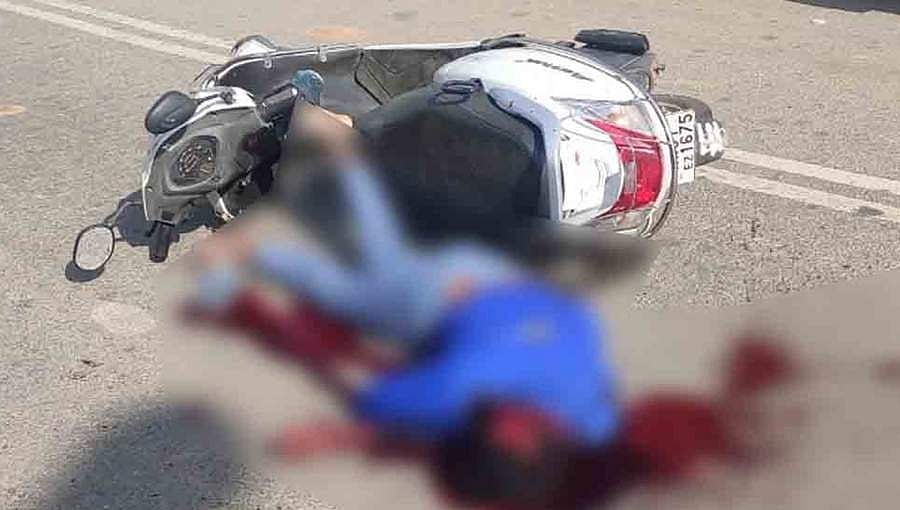 ಬೆಂಗಳೂರು: ಬೈಕ್ ನಲ್ಲಿ ತೆರಳುತ್ತಿದ್ದ ಯುವಕನನ್ನು ಅಡ್ಡಗಟ್ಟಿ ಮಾರಕಾಸ್ತ್ರಗಳಿಂದ ಕೊಚ್ಚಿ ಬರ್ಬರ ಹತ್ಯೆ!