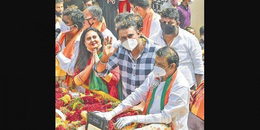 ಆರ್ ಆರ್ ನಗರ ಉಪಚುನಾವಣೆಯಲ್ಲಿ ನಾಯ್ಡು v/s ಒಕ್ಕಲಿಗ: ಪ್ರಚಾರದಲ್ಲಿ 'ಡಿ' ಬಾಸ್ ಹವಾ