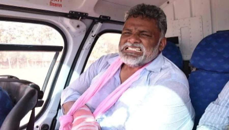 ಚುನಾವಣಾ ಪ್ರಚಾರದ ವೇಳೆ ವೇದಿಕೆ ಕುಸಿತ: ಪಪ್ಪು ಯಾದವ್ ಗೆ ಬಲಗೈ ಮುರಿತ
