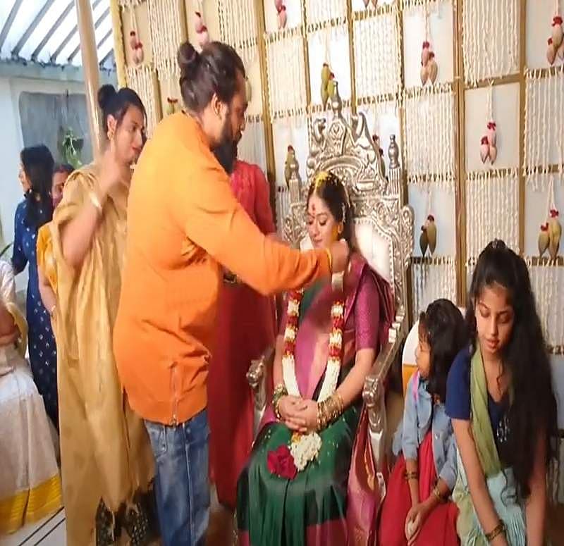 ಪತಿ ಚಿರಂಜೀವಿಯ ಅಗಲಿಕೆ ನೋವಿರುವ ಕಾರಣ ಸೀಮಂತ ಕಾರ್ಯಕ್ರಮ ಅತ್ಯಂತ ಸರಳವಾಗಿ ಮತ್ತು ಖಾಸಗಿಯಾಗಿ ನಡೆದಿದೆ.