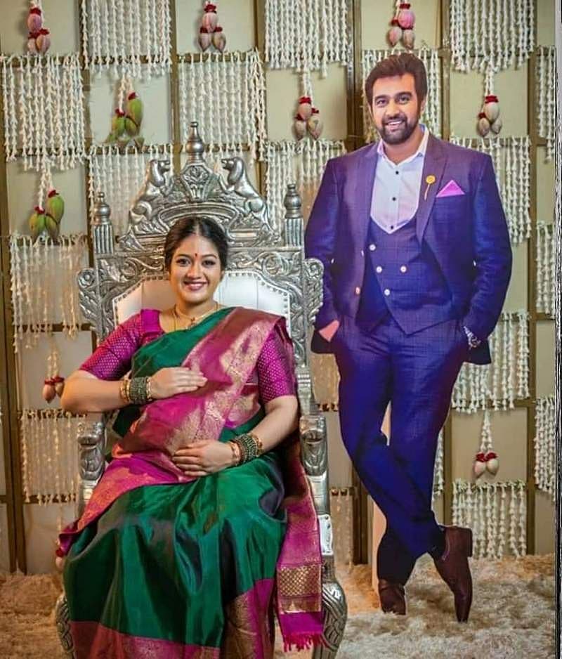 ಚಿರು ದೊಡ್ಡ ಕಟೌಟ್ ಇಟ್ಟು ಮೇಘನಾ ತಾವು ಅದರ ಸಮ್ಮುಖದಲ್ಲೇ ಸೀಮಂತ ಶಾಸ್ತ್ರ ಮುಗಿಸಿದ್ದಾರೆ. ಕಾರ್ಯಕ್ರಮದಲ್ಲಿ ಕೇವಲ ಕುಟುಂಬಸ್ಥರು ಹಾಗೂ ಕೆಲವೇ ಆಪ್ತರು ಭಾಗವಹಿಸಿದ್ದರು.