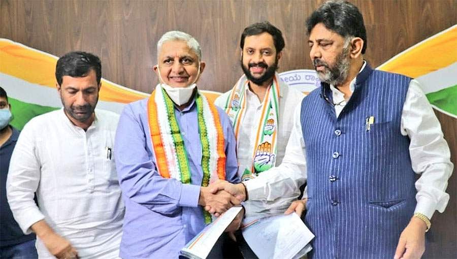 ವಿಧಾನ ಪರಿಷತ್ ಚುನಾವಣೆ: ಕೈ ಅಭ್ಯರ್ಥಿಗಳು ಅಂತಿಮ, 'ಬಿ' ಫಾರಂ ವಿತರಿಸಿದ ಕೆಪಿಸಿಸಿ ಅಧ್ಯಕ್ಷ ಡಿ.ಕೆ. ಶಿವಕುಮಾರ್