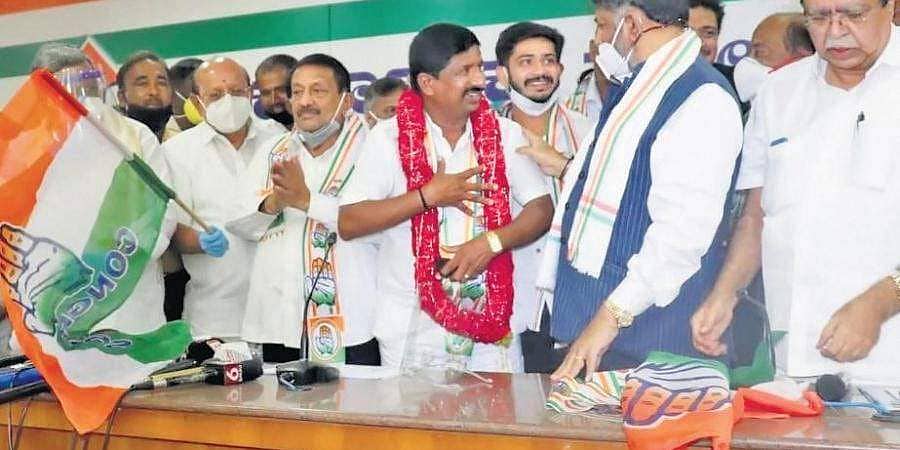 ಶಿರಾ ಉಪ ಚುನಾವಣೆ: ಕಾಂಗ್ರೆಸ್ ಸೇರಿದ ಕಲ್ಕೆರೆ ರವಿ, ಜೆಡಿಎಸ್​ಗೆ ಮರ್ಮಾಘಾತ!