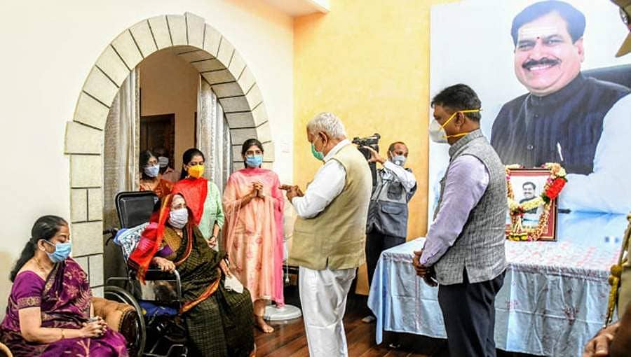 ಅಗಲಿದ ಸಚಿವ ಸುರೇಶ್ ಅಂಗಡಿ ಕುಟುಂಬಕ್ಕೆ ರಾಜ್ಯಪಾಲರ ವಜುಭಾಯಿ ವಾಲಾ ಸಾಂತ್ವನ