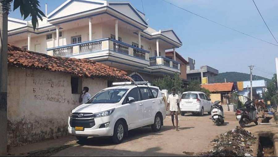 ಡಿ ಕೆ ಬ್ರದರ್ಸ್ ಮೇಲೆ ಸಿಬಿ'ಐ': ದಾಳಿ ವೇಳೆ 50 ಲಕ್ಷ ರೂ. ನಗದು ವಶ, ರಾಜಕೀಯ ಷಡ್ಯಂತ್ರ ಎಂದು ಕಾಂಗ್ರೆಸ್ ಆಕ್ರೋಶ