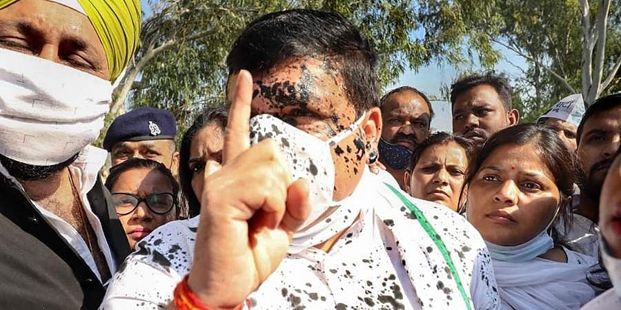 ಹತ್ರಾಸ್: ದಲಿತ ಸಂತ್ರಸ್ತೆ ಕುಟುಂಬಸ್ಥರ ಭೇಟಿ ವೇಳೆ ಆಪ್ ಸಂಸದನ ಮೇಲೆ ಮಸಿ ಎರಚಿದ ವ್ಯಕ್ತಿ