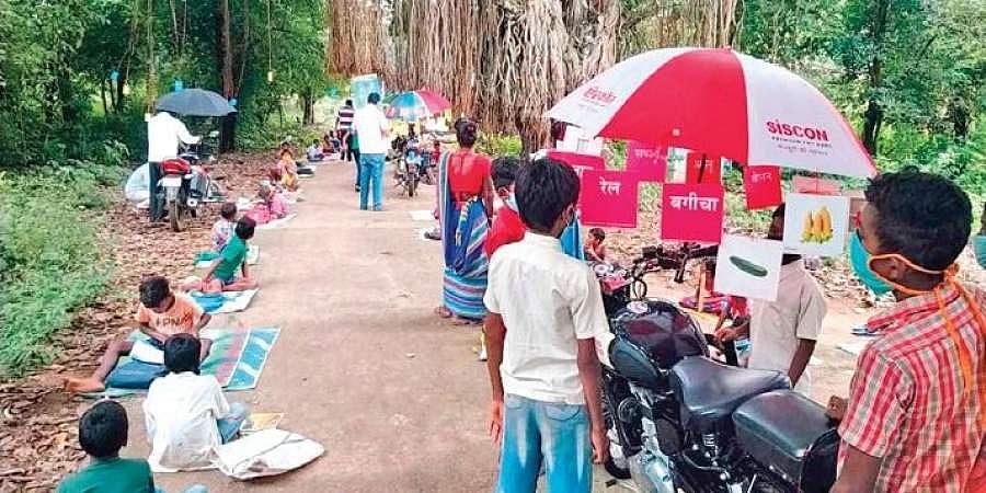 ಜಾರ್ಖಂಡ್: ಆನ್ ಲೈನ್ ಸೌಲಭ್ಯ ವಂಚಿತ ವಿದ್ಯಾರ್ಥಿಗಳ ಮನೆಗಳಿಗೆ ಭೇಟಿ ನೀಡಿ ಶಿಕ್ಷಕರ ಪಾಠ! 
