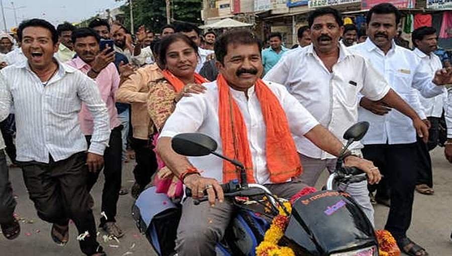 ಬಿಜೆಪಿಗೆ ಸೆಡ್ಡು ಹೊಡೆದ ಶಾಸಕಿ: ಆಗ್ನೇಯ ಪದವೀಧರ ಕ್ಷೇತ್ರಕ್ಕೆ ಬಂಡಾಯ ಅಭ್ಯರ್ಥಿಯಾಗಿ ಪತಿಯನ್ನು ಕಣಕ್ಕಿಳಿಸಿದ ಪೂರ್ಣಿಮಾ