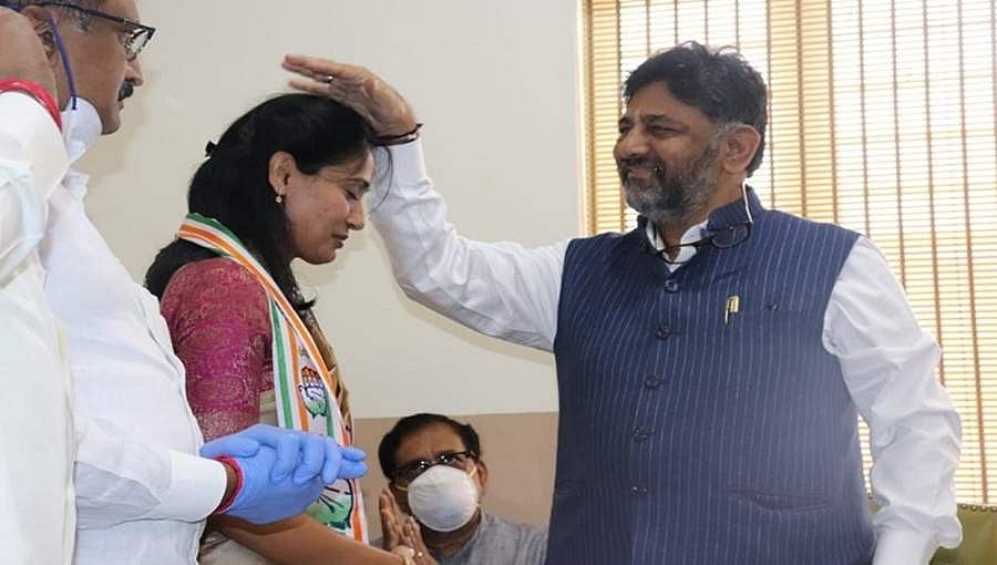 ಶನಿ ಮಹರಾಜರು ತುಳಿದರೆ ಪಾತಾಳಕ್ಕೆ, ಕೈ ಹಿಡಿದು ಎತ್ತಿದರೆ ಆಕಾಶಕ್ಕೆ: ಡಿಕೆಶಿ
