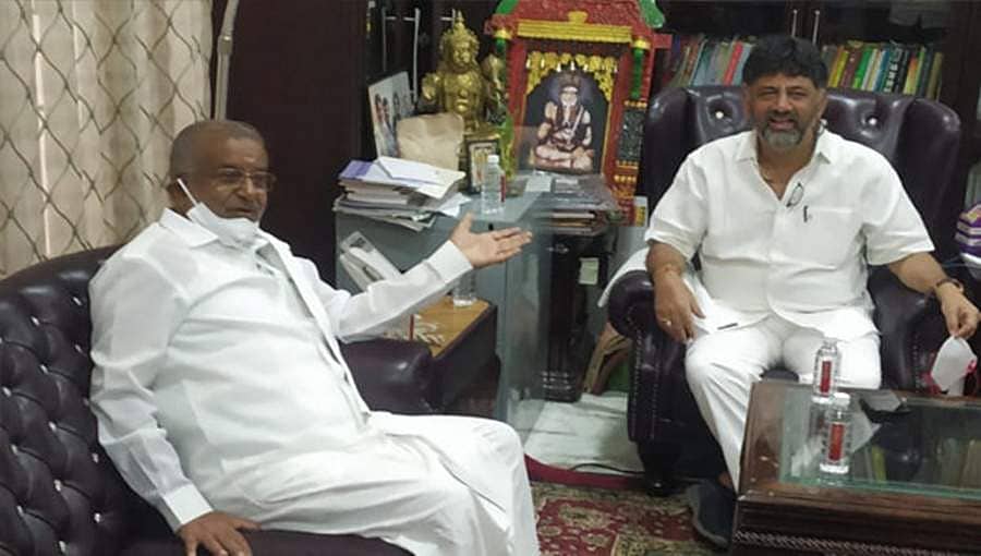 ಮಗನ ರಾಜಕೀಯ ಭವಿಷ್ಯಕ್ಕಾಗಿ ಡಿಕೆ ಶಿವಕುಮಾರ್ ಭೇಟಿ: 'ಕೈ' ಹಿಡಿಯಲಿದ್ದಾರಾ ಜಿ.ಟಿ. ದೇವೇಗೌಡ?