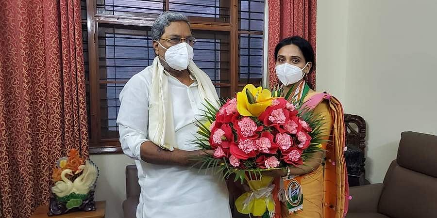 ಆರ್ ಆರ್ ನಗರ ಉಪ ಚುನಾವಣೆ: ಕಾಂಗ್ರೆಸ್ ಅಭ್ಯರ್ಥಿ ಕುಸುಮಾರಿಂದ ಸಿದ್ದರಾಮಯ್ಯ ಭೇಟಿ