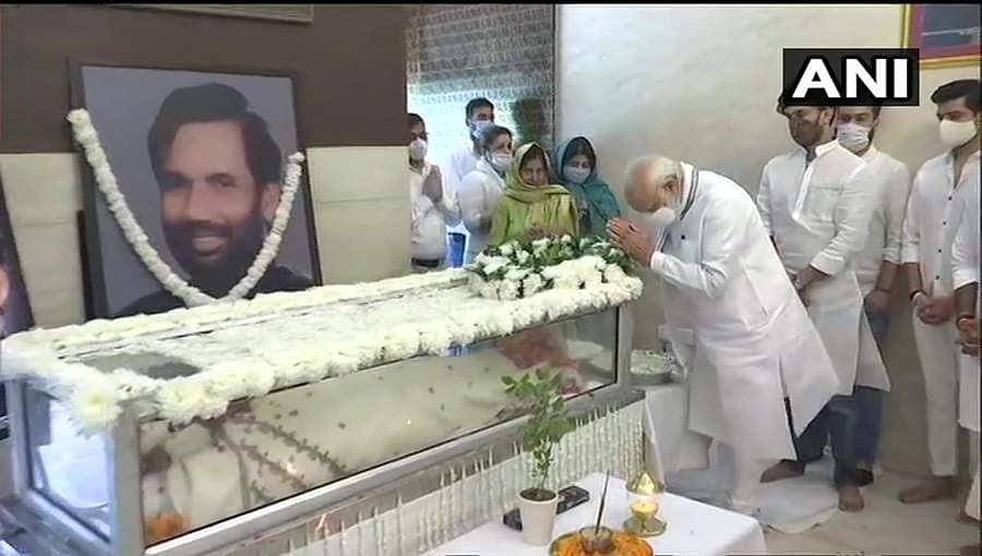 ಕೇಂದ್ರ ಸಚಿವ ಪಾಸ್ವಾನ್ ಅಂತಿಮ ದರ್ಶನ ಪಡೆದ ರಾಷ್ಟ್ರಪತಿ, ಪ್ರಧಾನಿ: ನಾಳೆ ಪಾಟ್ನಾದಲ್ಲಿ ಅಂತ್ಯಕ್ರಿಯೆ