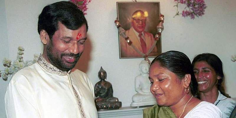 ಅಂದಿನ ಸಂಸದೆ ಪೂಲನ್ ದೇವಿ ರಾಮ್ ವಿಲಾಸ್ ಪಾಸ್ವಾನ್ ಅವರಿಗೆ ರಾಖಿ ಕಟ್ಟುತ್ತಿರುವುದು.