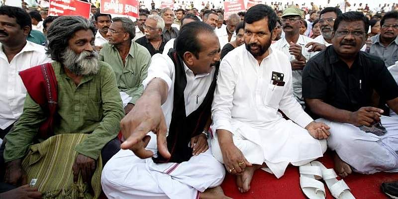 ಎಂಡಿಎಂಕೆ ನಾಯಕ ವೈಕೊ ಜೊತೆಗೆ ಚೆನ್ನೈ ಸಮೀಪ ಮರೀನಾ ಬೀಚ್ ಬಳಿ ರಾಮ್ ವಿಲಾಸ್ ಪಾಸ್ವಾನ್.