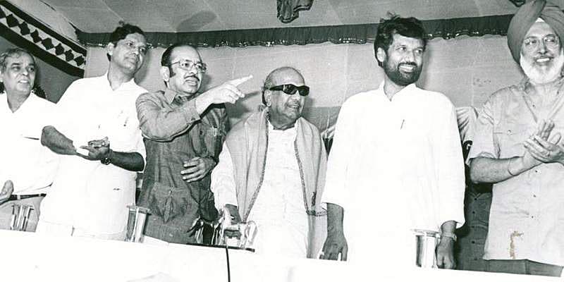 ಡಿಎಂಕೆ ಅಧ್ಯಕ್ಷ ಮತ್ತು ತಮಿಳು ನಾಡಿನ ಮಾಜಿ ಮುಖ್ಯಮಂತ್ರಿ ದಿವಂಗತ ಕರುಣಾನಿಧಿ, ಮುರುಸೋಳಿ ಮಾರನ್ ಜೊತೆ ಕಾರ್ಯಕ್ರಮವೊಂದರಲ್ಲಿ.